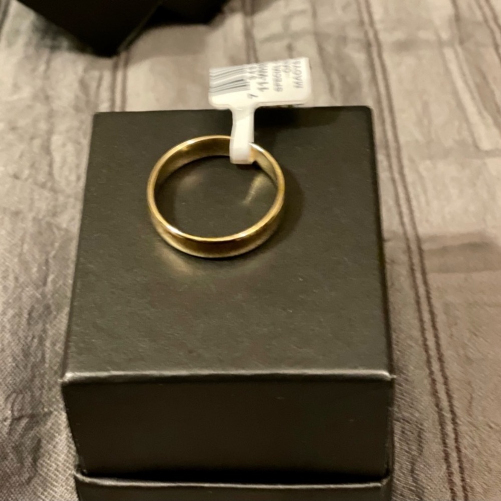 Wo/Men’s wedding band 18k gold plated sterling silver.  Ring size 4, 8 New inbox